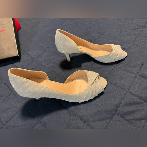 Gorgeous silver/white sparkle shoes & a crossbody/clutch purse. - Picture 2 of 10